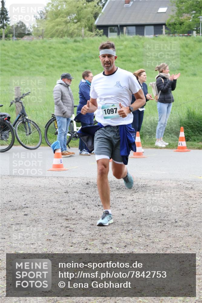 04.05.2025 - 8. Wedeler Halbmarathon Lena Gebhardt http://msf.ph/oto/7842753 04.05.2025 11:21:14 Laufen  meine-sportfotos.de