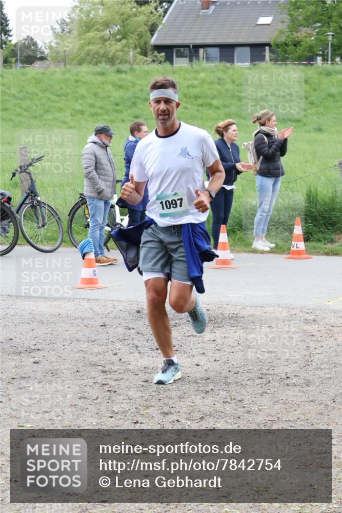 04.05.2025 - 8. Wedeler Halbmarathon Lena Gebhardt http://msf.ph/oto/7842754 04.05.2025 11:21:14 Laufen  meine-sportfotos.de