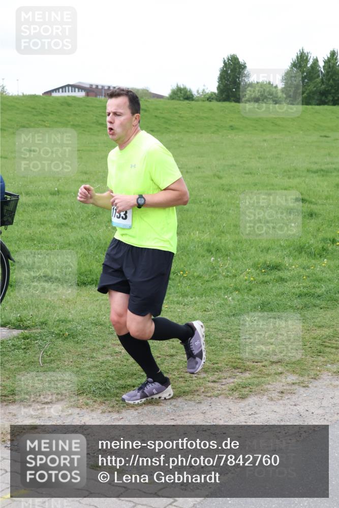 04.05.2025 - 8. Wedeler Halbmarathon Lena Gebhardt http://msf.ph/oto/7842760 04.05.2025 11:21:33 Laufen  meine-sportfotos.de