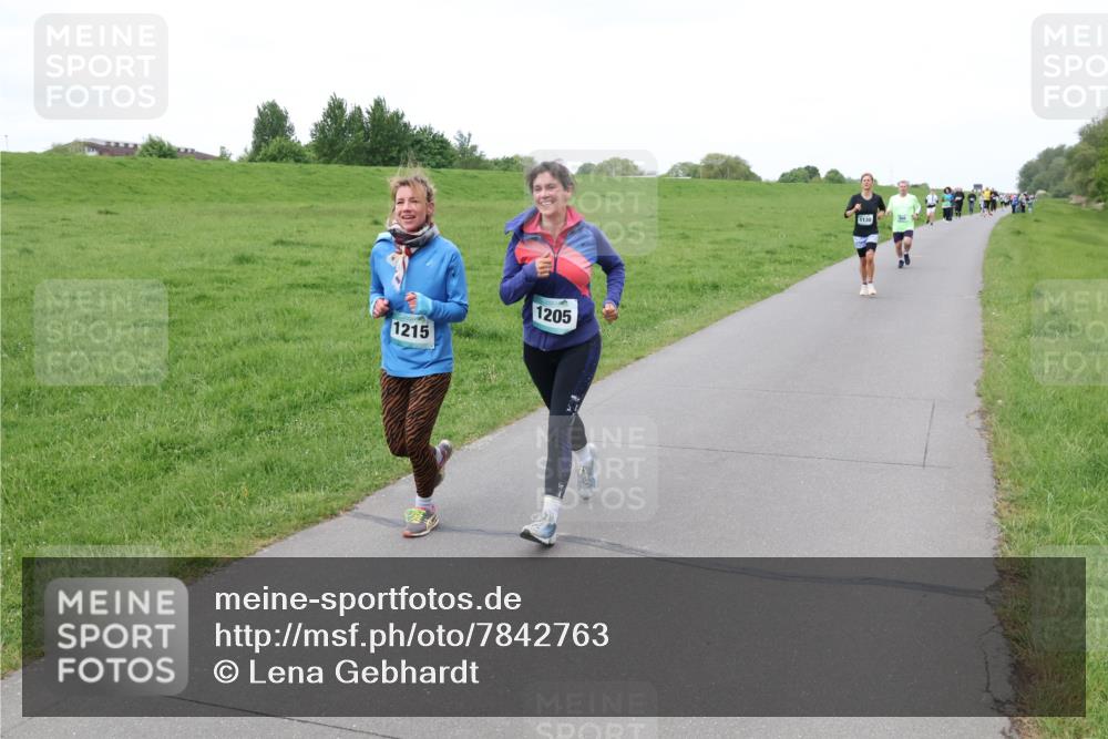 04.05.2025 - 8. Wedeler Halbmarathon Lena Gebhardt http://msf.ph/oto/7842763 04.05.2025 11:22:02 Laufen  meine-sportfotos.de