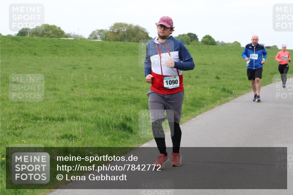 04.05.2025 - 8. Wedeler Halbmarathon Lena Gebhardt http://msf.ph/oto/7842772 04.05.2025 11:22:28 Laufen  meine-sportfotos.de