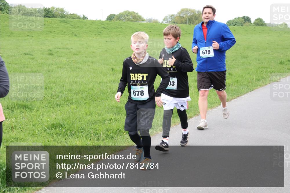 04.05.2025 - 8. Wedeler Halbmarathon Lena Gebhardt http://msf.ph/oto/7842784 04.05.2025 11:22:44 Laufen  meine-sportfotos.de