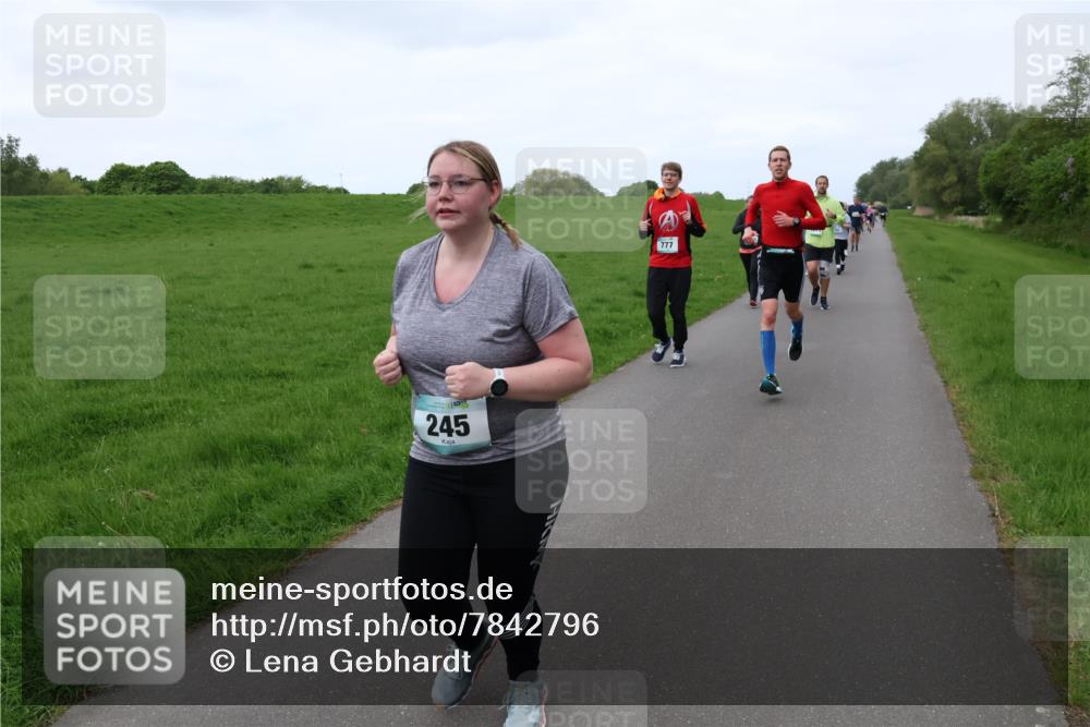 04.05.2025 - 8. Wedeler Halbmarathon Lena Gebhardt http://msf.ph/oto/7842796 04.05.2025 11:23:19 Laufen  meine-sportfotos.de