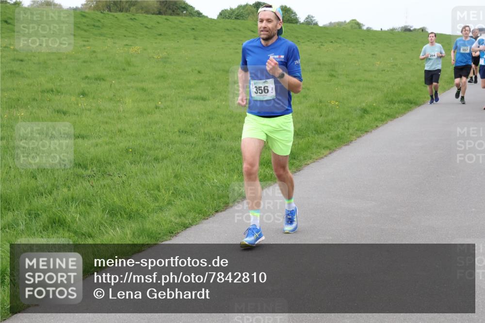 04.05.2025 - 8. Wedeler Halbmarathon Lena Gebhardt http://msf.ph/oto/7842810 04.05.2025 11:24:12 Laufen  meine-sportfotos.de