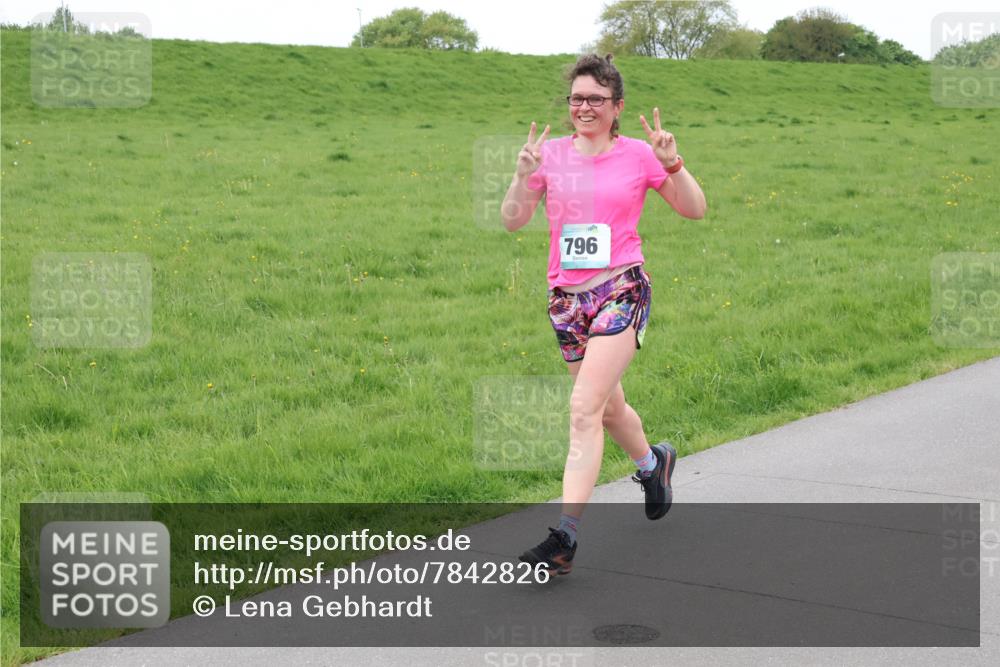 04.05.2025 - 8. Wedeler Halbmarathon Lena Gebhardt http://msf.ph/oto/7842826 04.05.2025 11:25:40 Laufen  meine-sportfotos.de