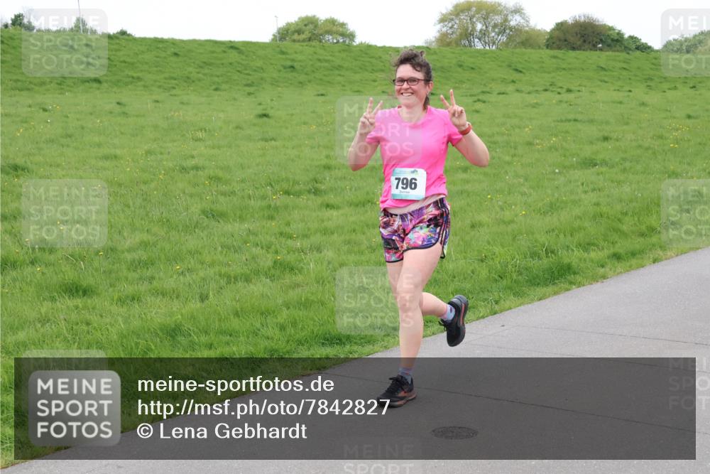 04.05.2025 - 8. Wedeler Halbmarathon Lena Gebhardt http://msf.ph/oto/7842827 04.05.2025 11:25:40 Laufen  meine-sportfotos.de