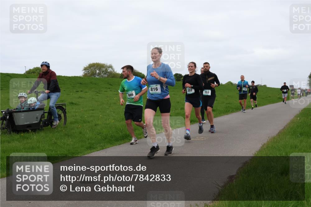 04.05.2025 - 8. Wedeler Halbmarathon Lena Gebhardt http://msf.ph/oto/7842833 04.05.2025 11:26:36 Laufen  meine-sportfotos.de