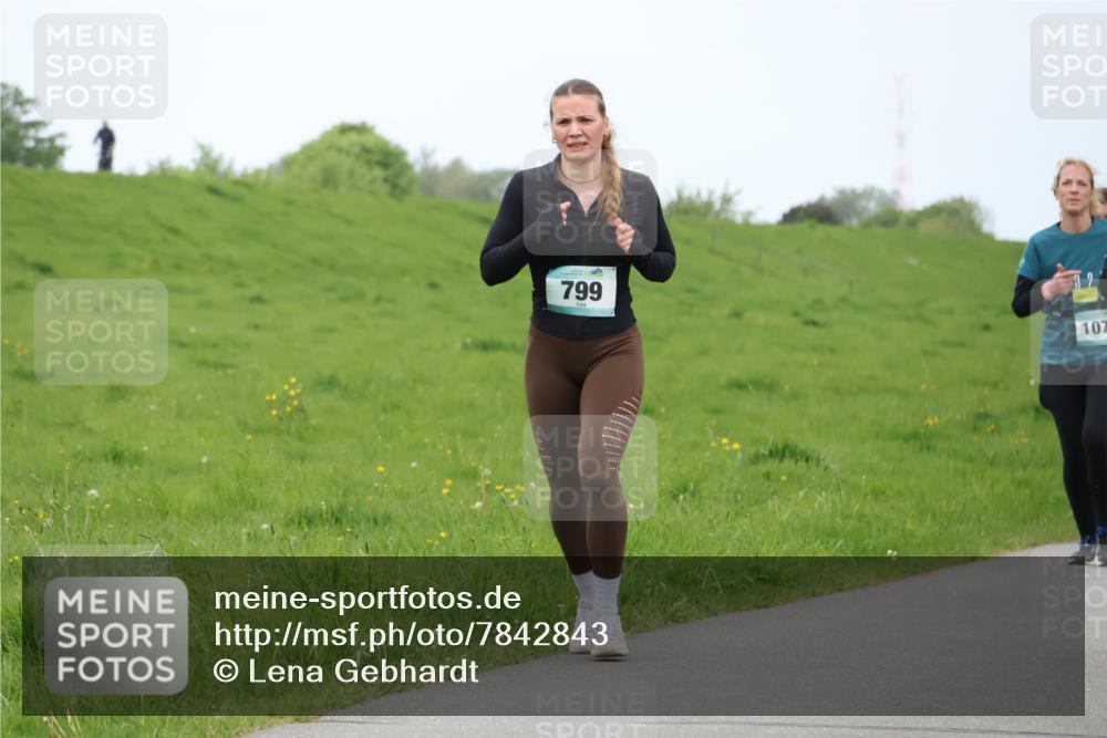04.05.2025 - 8. Wedeler Halbmarathon Lena Gebhardt http://msf.ph/oto/7842843 04.05.2025 11:26:57 Laufen  meine-sportfotos.de