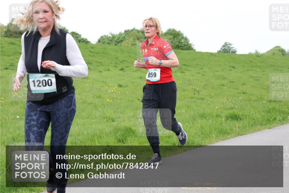 04.05.2025 - 8. Wedeler Halbmarathon Lena Gebhardt http://msf.ph/oto/7842847 04.05.2025 11:27:08 Laufen  meine-sportfotos.de