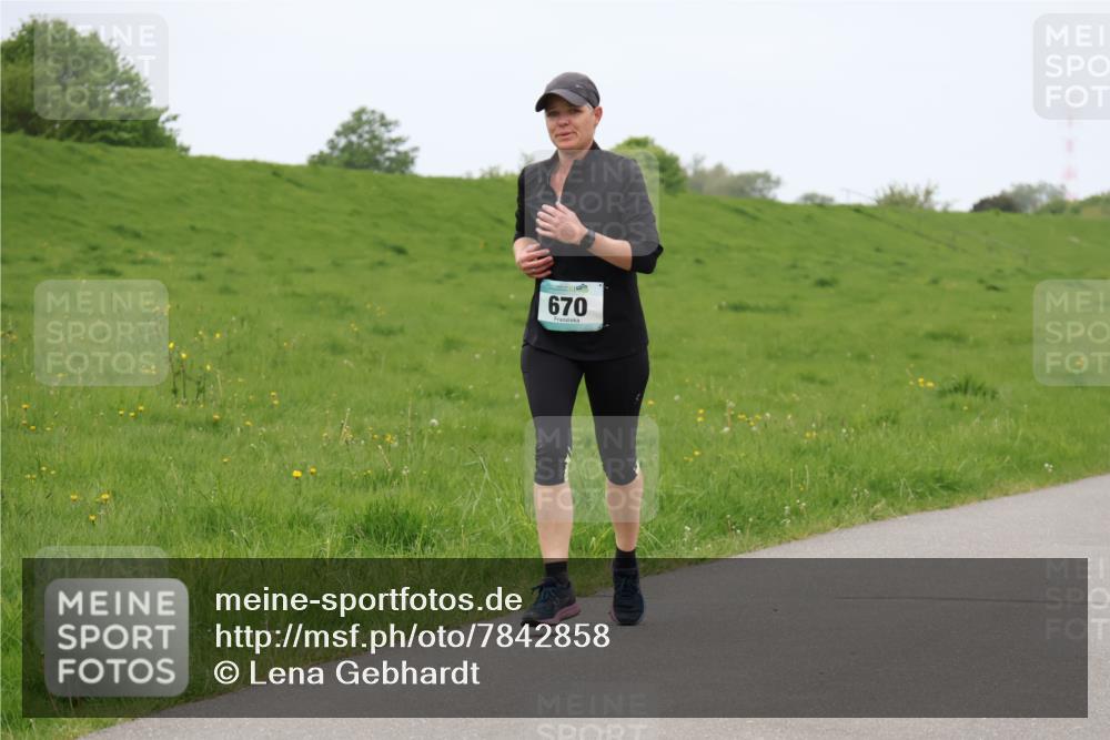 04.05.2025 - 8. Wedeler Halbmarathon Lena Gebhardt http://msf.ph/oto/7842858 04.05.2025 11:28:11 Laufen  meine-sportfotos.de