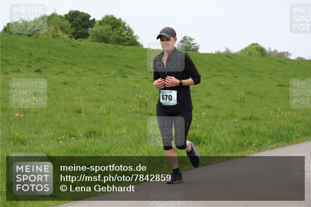 04.05.2025 - 8. Wedeler Halbmarathon Lena Gebhardt http://msf.ph/oto/7842859 04.05.2025 11:28:12 Laufen  meine-sportfotos.de