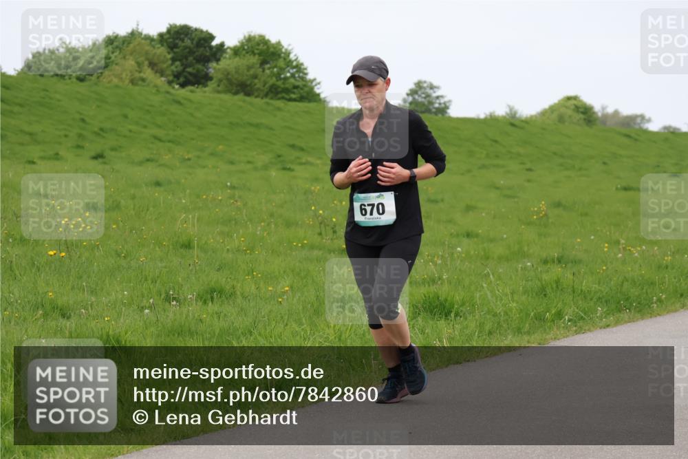 04.05.2025 - 8. Wedeler Halbmarathon Lena Gebhardt http://msf.ph/oto/7842860 04.05.2025 11:28:12 Laufen  meine-sportfotos.de