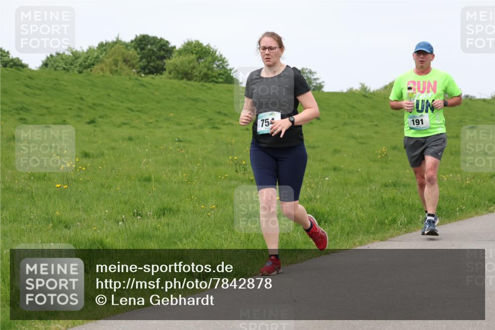 04.05.2025 - 8. Wedeler Halbmarathon Lena Gebhardt http://msf.ph/oto/7842878 04.05.2025 11:30:01 Laufen  meine-sportfotos.de