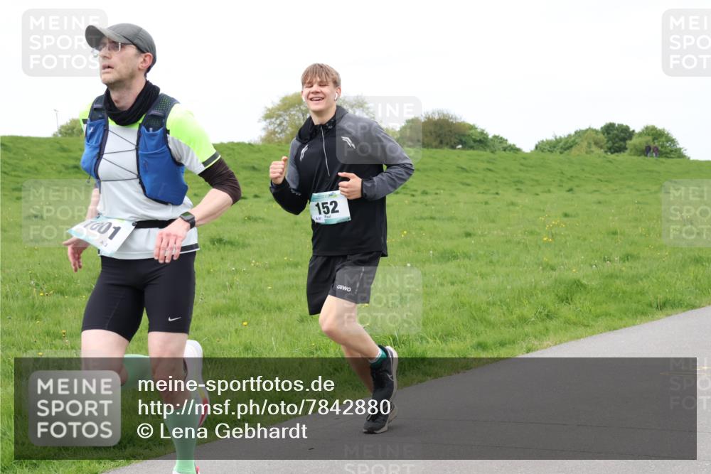 04.05.2025 - 8. Wedeler Halbmarathon Lena Gebhardt http://msf.ph/oto/7842880 04.05.2025 11:31:02 Laufen  meine-sportfotos.de