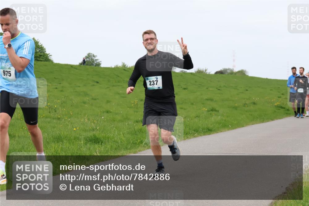 04.05.2025 - 8. Wedeler Halbmarathon Lena Gebhardt http://msf.ph/oto/7842886 04.05.2025 11:31:19 Laufen  meine-sportfotos.de
