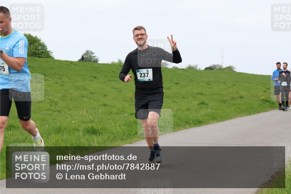 04.05.2025 - 8. Wedeler Halbmarathon Lena Gebhardt http://msf.ph/oto/7842887 04.05.2025 11:31:19 Laufen  meine-sportfotos.de