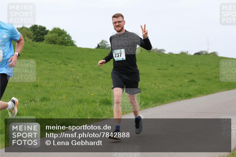 04.05.2025 - 8. Wedeler Halbmarathon Lena Gebhardt http://msf.ph/oto/7842888 04.05.2025 11:31:20 Laufen  meine-sportfotos.de