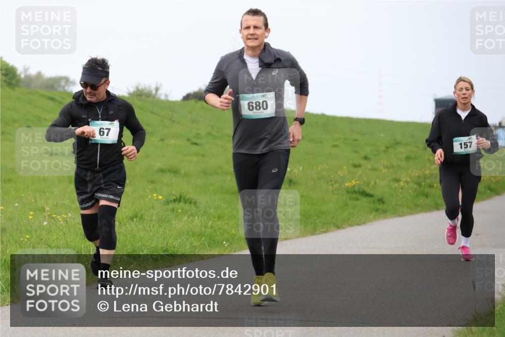 04.05.2025 - 8. Wedeler Halbmarathon Lena Gebhardt http://msf.ph/oto/7842901 04.05.2025 11:32:37 Laufen  meine-sportfotos.de