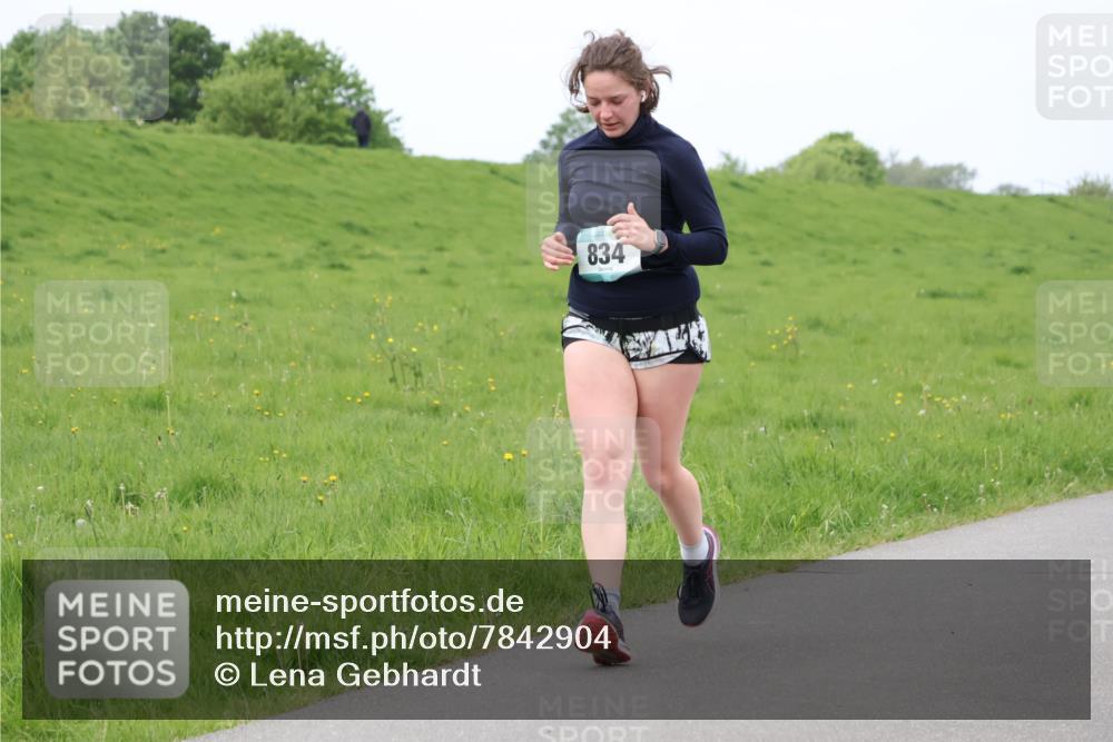 04.05.2025 - 8. Wedeler Halbmarathon Lena Gebhardt http://msf.ph/oto/7842904 04.05.2025 11:32:53 Laufen  meine-sportfotos.de