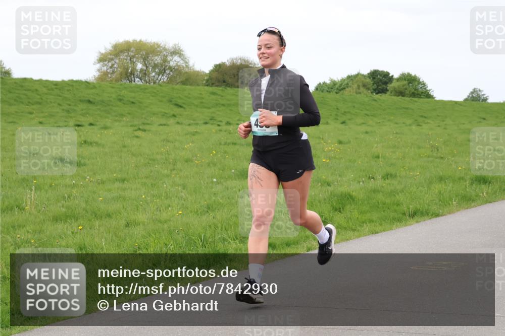 04.05.2025 - 8. Wedeler Halbmarathon Lena Gebhardt http://msf.ph/oto/7842930 04.05.2025 11:34:23 Laufen  meine-sportfotos.de
