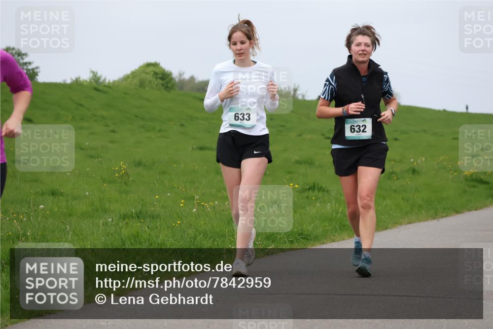 04.05.2025 - 8. Wedeler Halbmarathon Lena Gebhardt http://msf.ph/oto/7842959 04.05.2025 11:37:26 Laufen  meine-sportfotos.de