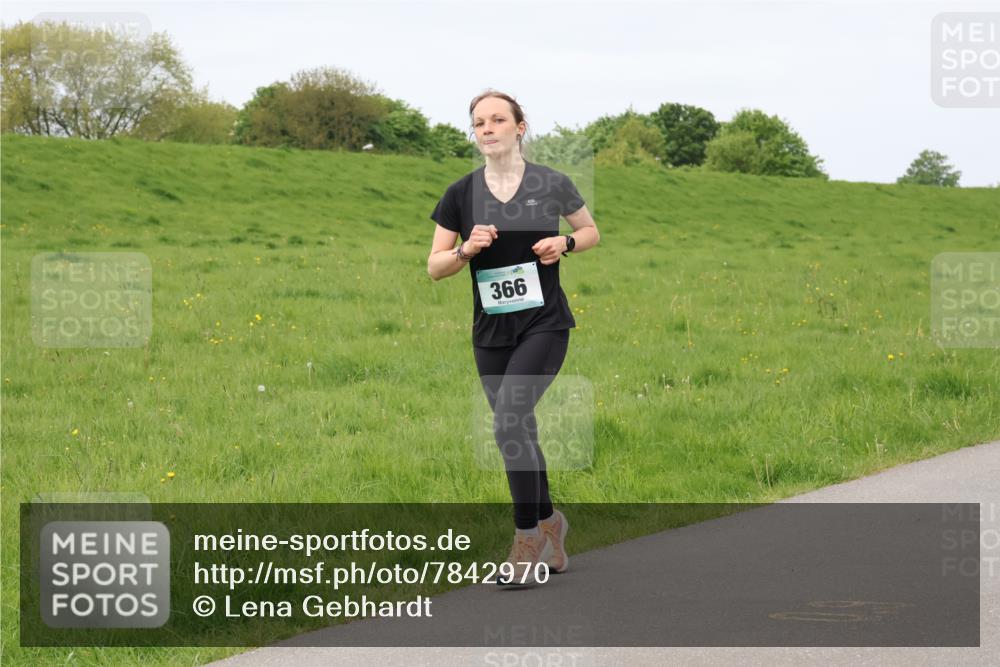 04.05.2025 - 8. Wedeler Halbmarathon Lena Gebhardt http://msf.ph/oto/7842970 04.05.2025 11:39:01 Laufen  meine-sportfotos.de