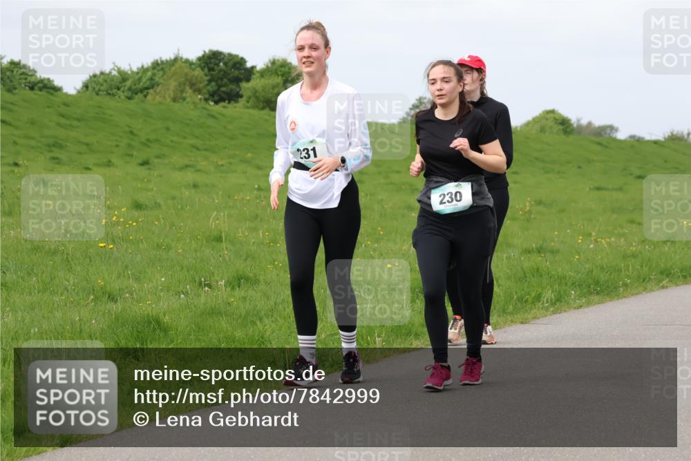 04.05.2025 - 8. Wedeler Halbmarathon Lena Gebhardt http://msf.ph/oto/7842999 04.05.2025 11:42:55 Laufen  meine-sportfotos.de