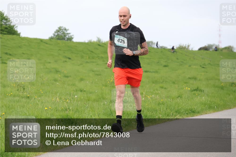 04.05.2025 - 8. Wedeler Halbmarathon Lena Gebhardt http://msf.ph/oto/7843008 04.05.2025 11:44:27 Laufen  meine-sportfotos.de