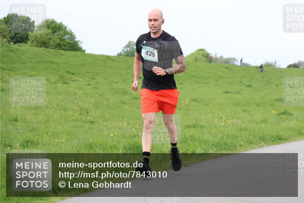 04.05.2025 - 8. Wedeler Halbmarathon Lena Gebhardt http://msf.ph/oto/7843010 04.05.2025 11:44:28 Laufen  meine-sportfotos.de