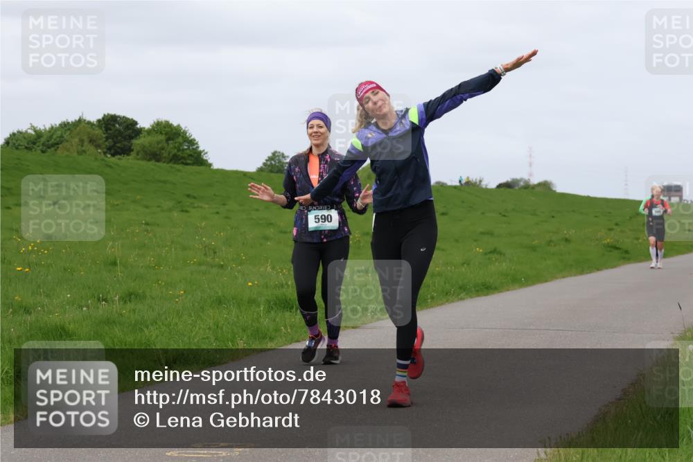 04.05.2025 - 8. Wedeler Halbmarathon Lena Gebhardt http://msf.ph/oto/7843018 04.05.2025 11:46:35 Laufen  meine-sportfotos.de