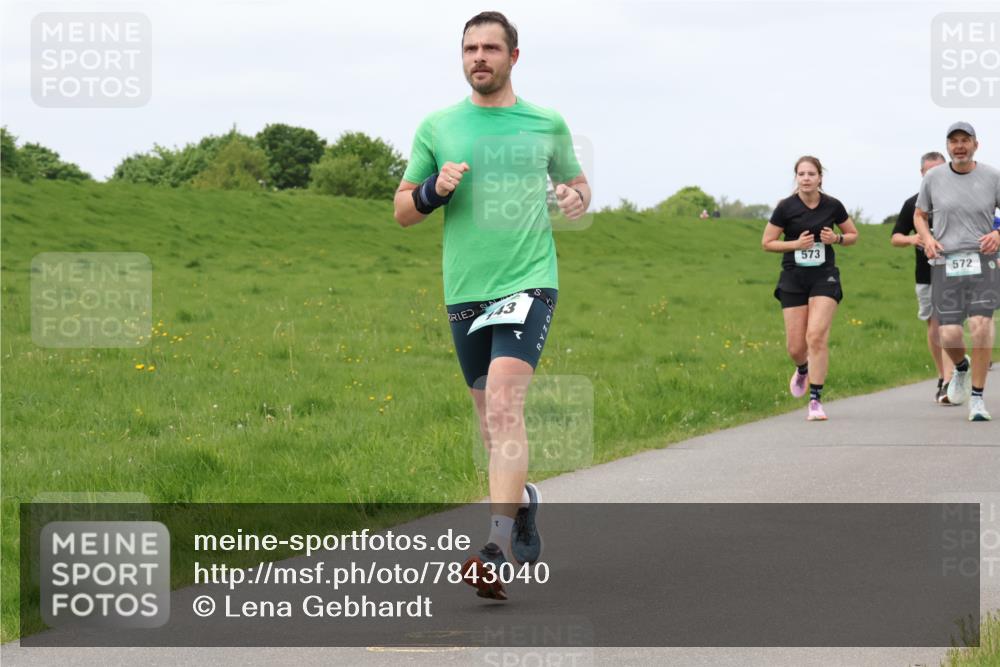 04.05.2025 - 8. Wedeler Halbmarathon Lena Gebhardt http://msf.ph/oto/7843040 04.05.2025 11:48:36 Laufen  meine-sportfotos.de