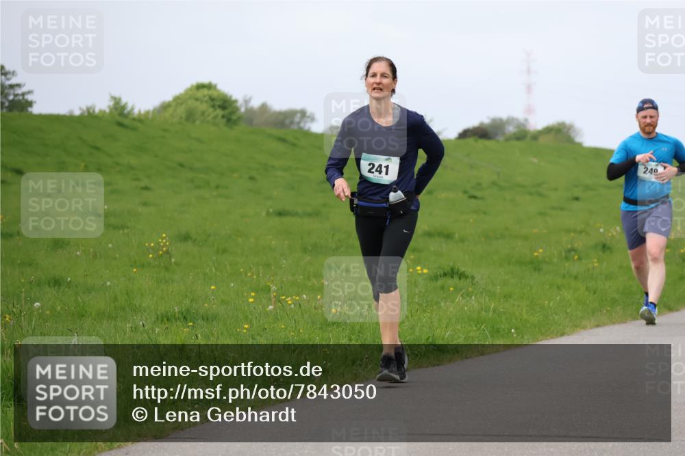04.05.2025 - 8. Wedeler Halbmarathon Lena Gebhardt http://msf.ph/oto/7843050 04.05.2025 11:49:30 Laufen  meine-sportfotos.de