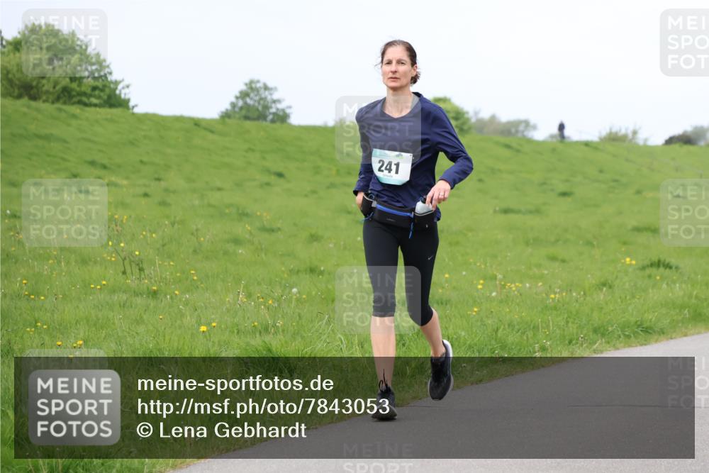 04.05.2025 - 8. Wedeler Halbmarathon Lena Gebhardt http://msf.ph/oto/7843053 04.05.2025 11:49:32 Laufen  meine-sportfotos.de