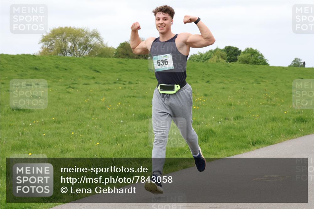 04.05.2025 - 8. Wedeler Halbmarathon Lena Gebhardt http://msf.ph/oto/7843058 04.05.2025 11:49:46 Laufen  meine-sportfotos.de