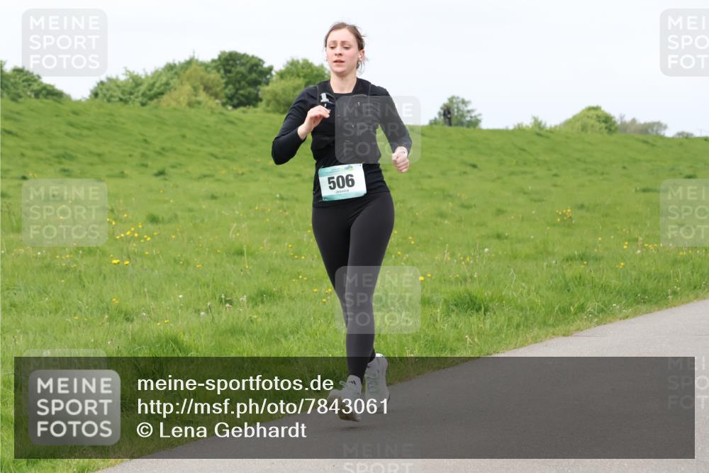 04.05.2025 - 8. Wedeler Halbmarathon Lena Gebhardt http://msf.ph/oto/7843061 04.05.2025 11:49:47 Laufen  meine-sportfotos.de
