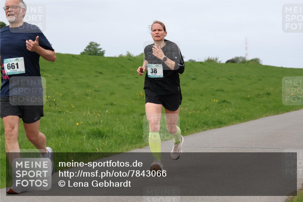 04.05.2025 - 8. Wedeler Halbmarathon Lena Gebhardt http://msf.ph/oto/7843066 04.05.2025 11:50:16 Laufen  meine-sportfotos.de
