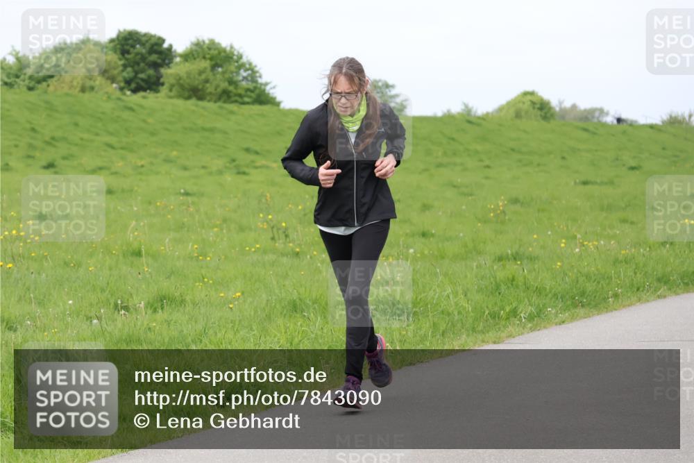 04.05.2025 - 8. Wedeler Halbmarathon Lena Gebhardt http://msf.ph/oto/7843090 04.05.2025 11:52:56 Laufen  meine-sportfotos.de