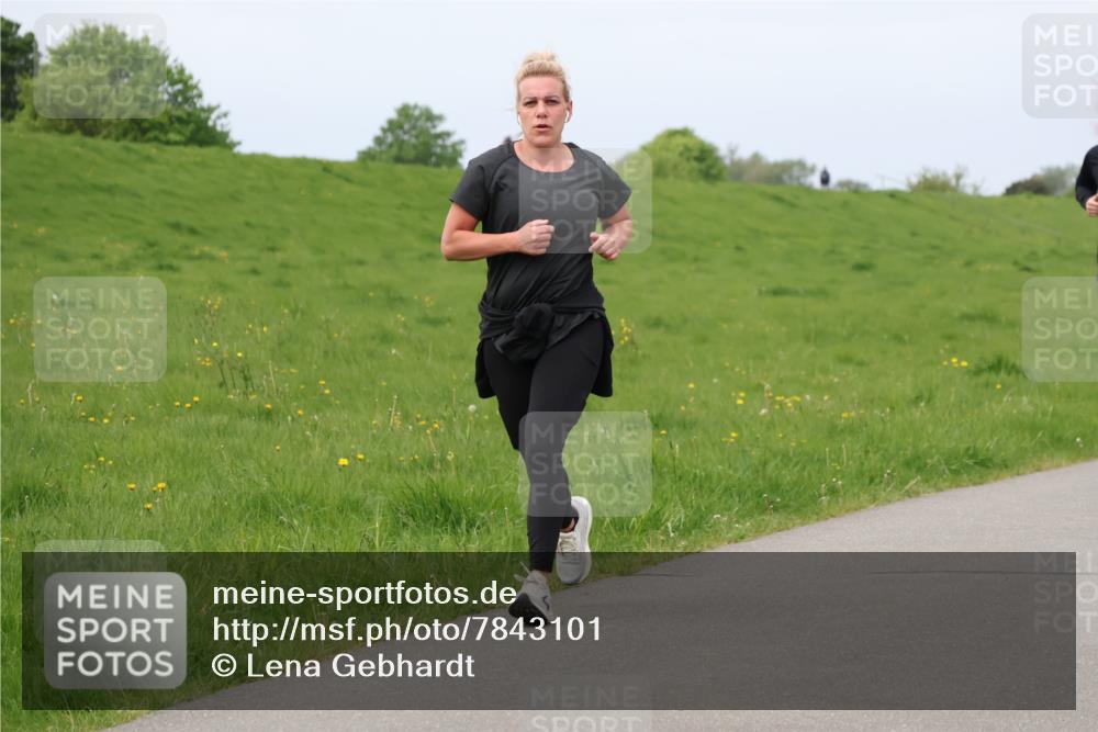 04.05.2025 - 8. Wedeler Halbmarathon Lena Gebhardt http://msf.ph/oto/7843101 04.05.2025 11:56:28 Laufen  meine-sportfotos.de