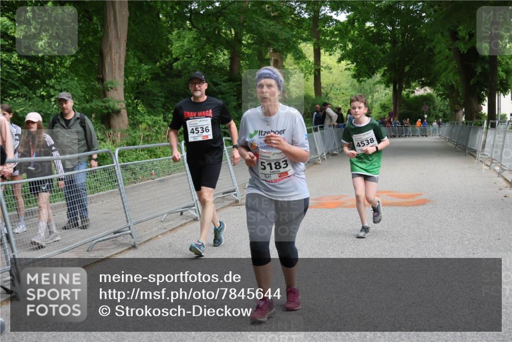 17.05.2025 - Störlauf Strokosch-Dieckow http://msf.ph/oto/7845644 17.05.2025 19:17:27 Ziel 4536, 5183, 4538 meine-sportfotos.de
