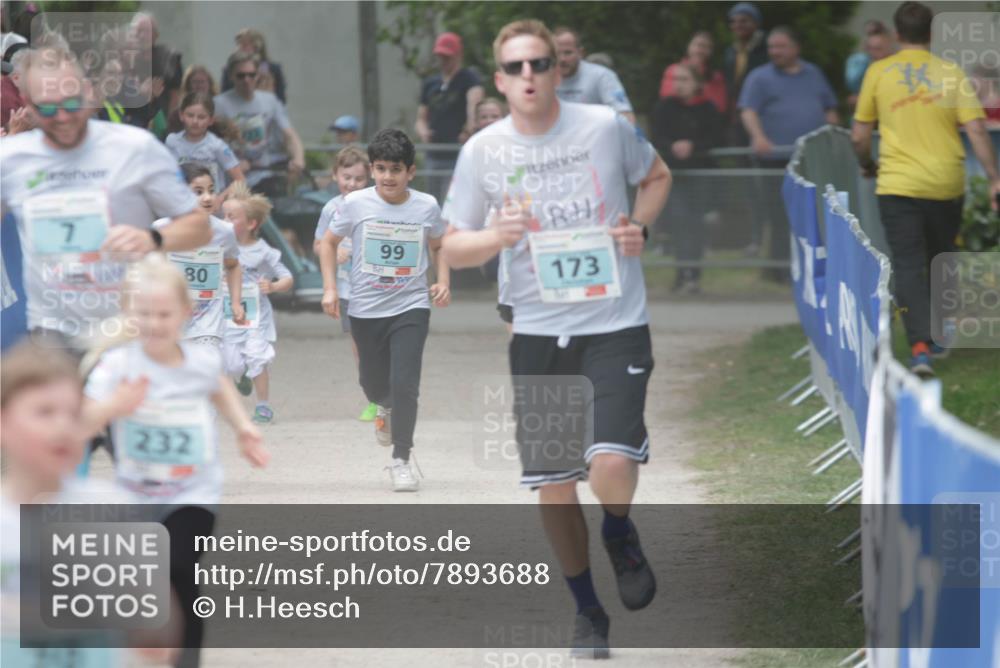 17.05.2025 - Störlauf H.Heesch http://msf.ph/oto/7893688 17.05.2025 13:43:43 Ziel 7, 232, 99, 80, 173 meine-sportfotos.de