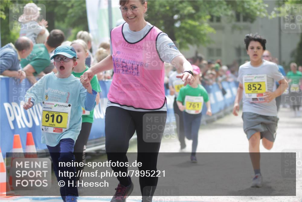 17.05.2025 - Störlauf H.Heesch http://msf.ph/oto/7895221 17.05.2025 14:16:49 Ziel 2025, 910, 761, 852 meine-sportfotos.de