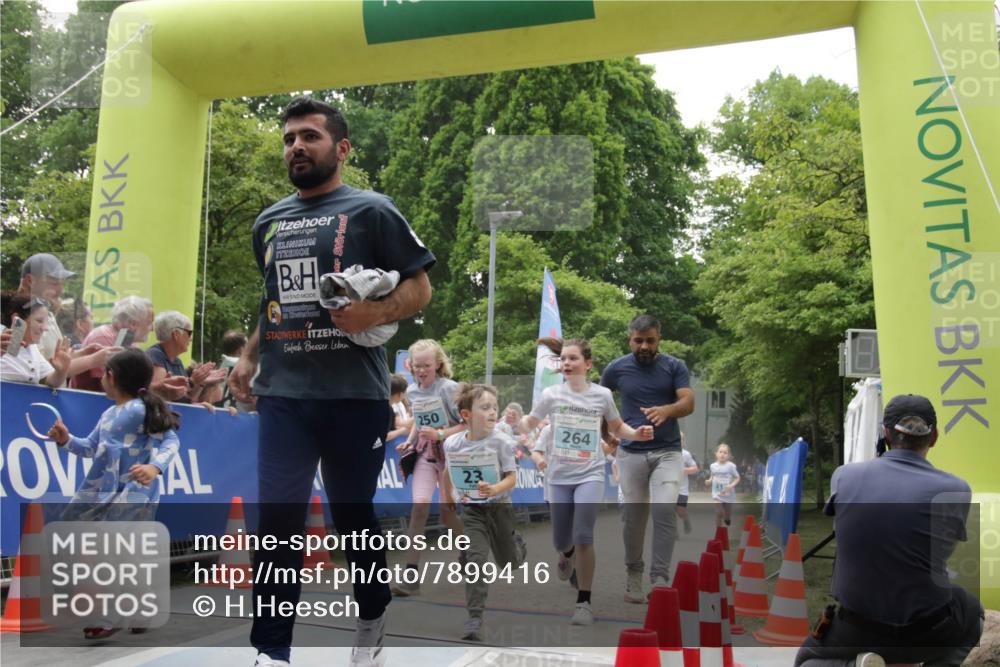 17.05.2025 - Störlauf H.Heesch http://msf.ph/oto/7899416 17.05.2025 13:44:57 Ziel 250, 264 meine-sportfotos.de