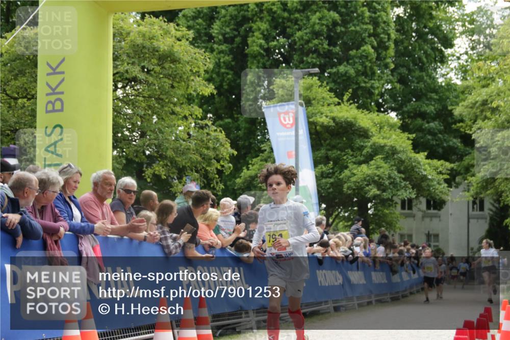 17.05.2025 - Störlauf H.Heesch http://msf.ph/oto/7901253 17.05.2025 14:10:32 Ziel 111117, 79, 1992, 93 meine-sportfotos.de