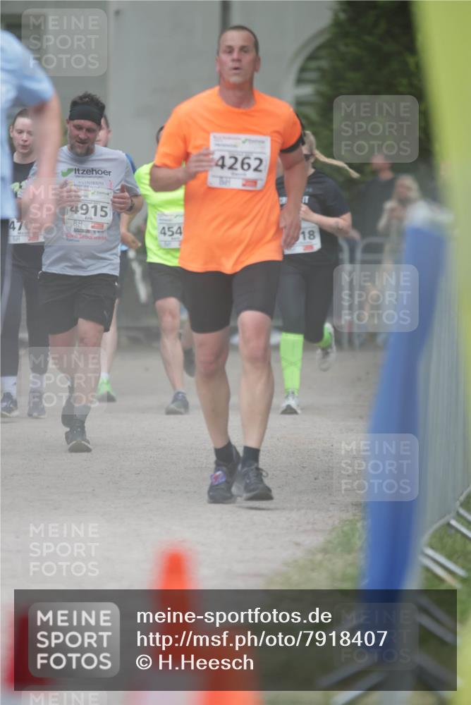 17.05.2025 - Störlauf H.Heesch http://msf.ph/oto/7918407 17.05.2025 18:59:36 Ziel 470, 4915, 454, 4262, 18 meine-sportfotos.de