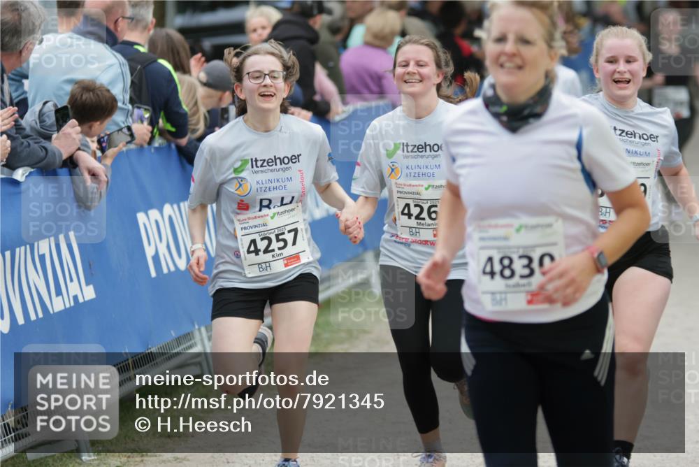17.05.2025 - Störlauf H.Heesch http://msf.ph/oto/7921345 17.05.2025 19:07:09 Ziel 2025, 4257, 2025, 426, 4830 meine-sportfotos.de