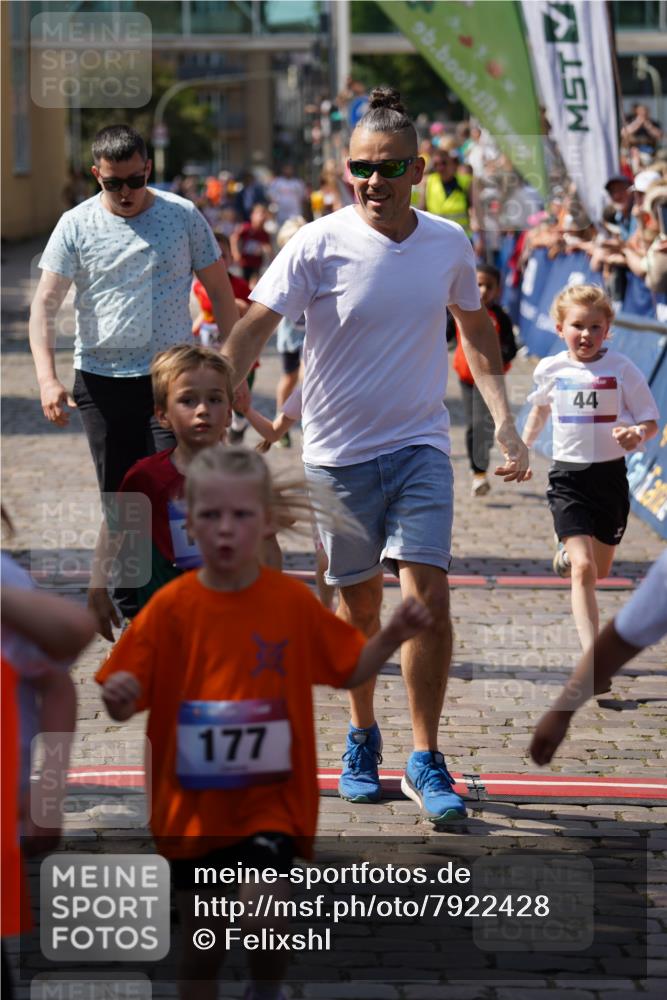 13.06.2025 - Holstenköstenlauf Felixshl http://msf.ph/oto/7922428 13.06.2025 15:37:35 Laufen 44, 67, 84, 177, 279, 286, 824, 946, 1199, 1378, 1414, 1437, 1447, 1801, 1863 meine-sportfotos.de