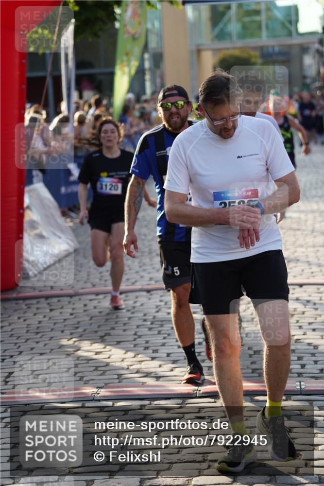 13.06.2025 - Holstenköstenlauf Felixshl http://msf.ph/oto/7922945 13.06.2025 19:50:58 Laufen 2003, 2674, 2698, 2739, 2835, 3081, 3120, 3582, 3621, 3627, 3796, 3928 meine-sportfotos.de