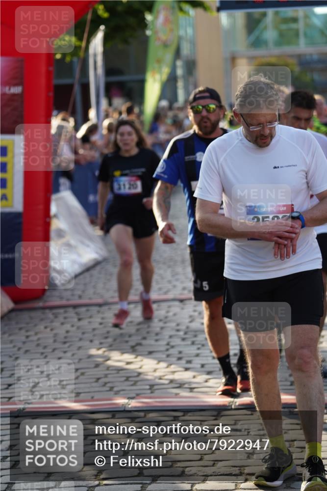 13.06.2025 - Holstenköstenlauf Felixshl http://msf.ph/oto/7922947 13.06.2025 19:50:58 Laufen 2003, 2674, 2698, 2739, 2835, 3081, 3120, 3582, 3621, 3627, 3796, 3928 meine-sportfotos.de