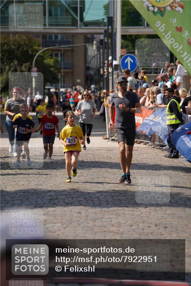 13.06.2025 - Holstenköstenlauf Felixshl http://msf.ph/oto/7922951 13.06.2025 15:39:42 Laufen 570, 573, 1294 meine-sportfotos.de