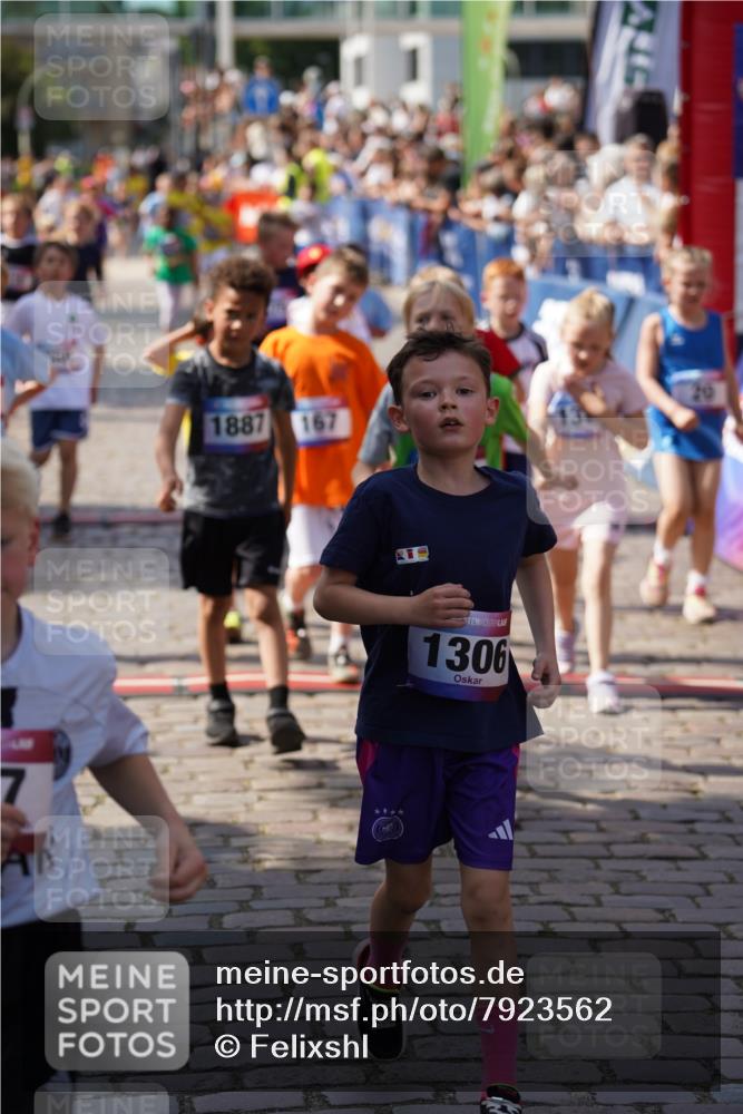 13.06.2025 - Holstenköstenlauf Felixshl http://msf.ph/oto/7923562 13.06.2025 16:06:59 Laufen 20, 26, 75, 167, 305, 306, 308, 434, 452, 574, 585, 591, 592, 716, 850, 855, 957, 970, 1043, 1306, 1383, 1389, 1438, 1887, 1928 meine-sportfotos.de